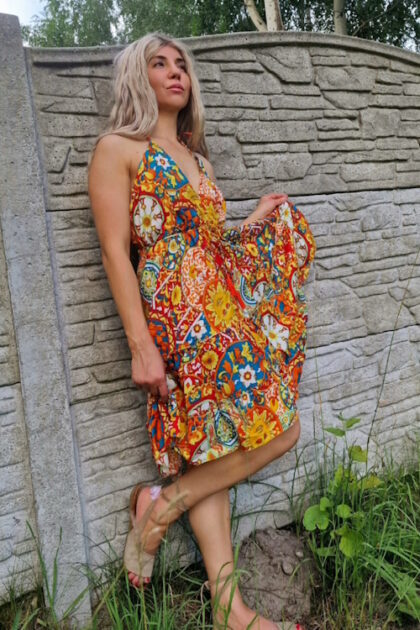 sukienka z odkrytymi plecami