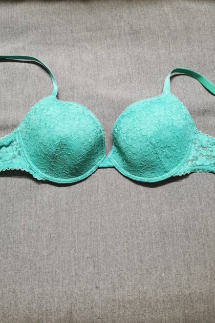 Biustonosz usztywniany Tezenis ozdobiony koronką 1RPP84