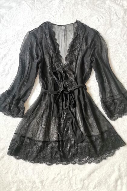 Przezroczysty czarny szlafrok La Scana 48733 ozdobiony koronką. Szlafrok seksowny, bielizna erotyczna