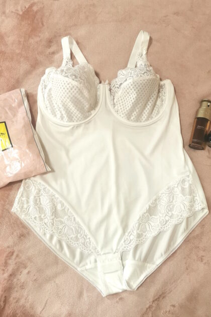 Eleganckie body modelujące z koronką Miss Mary 3687