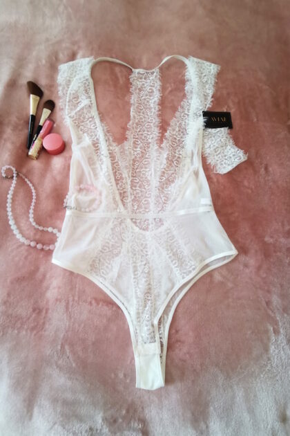 Zmysłowe body koronkowe z cięciami na piersi Oh La La Kaviar 52-10527 eleganckie francuskie body wykonane z połączenia koronki i tiulu