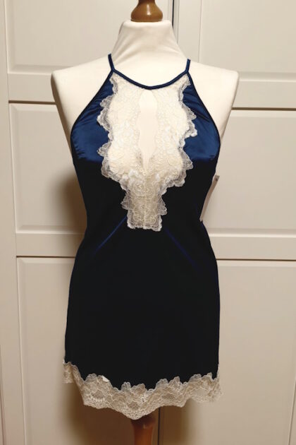 Krótka satynowa koszulka nocna Oh La La Cheri Paris 74-10680 plus G-stringi z dostępem w komplecie.