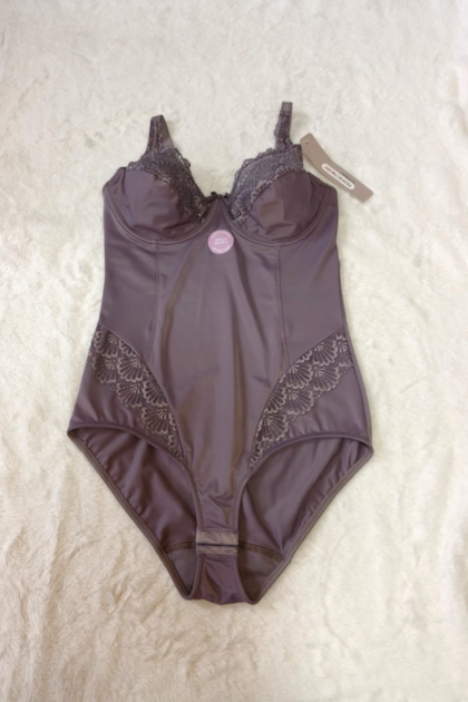 Urocze modelujące body ozdobione koronką PerfectBody by Damart 52779 z miseczkami na fiszbinach